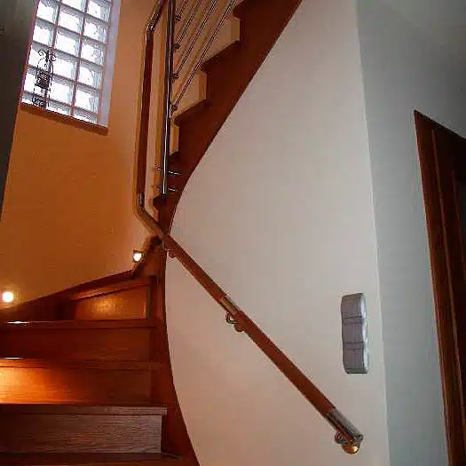 Эксклюзивная винтовая лестница сделает интерьер эффектным и неповторимым