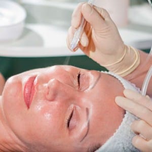Апаратні процедури для шкіри обличчя у салоні Naturelle